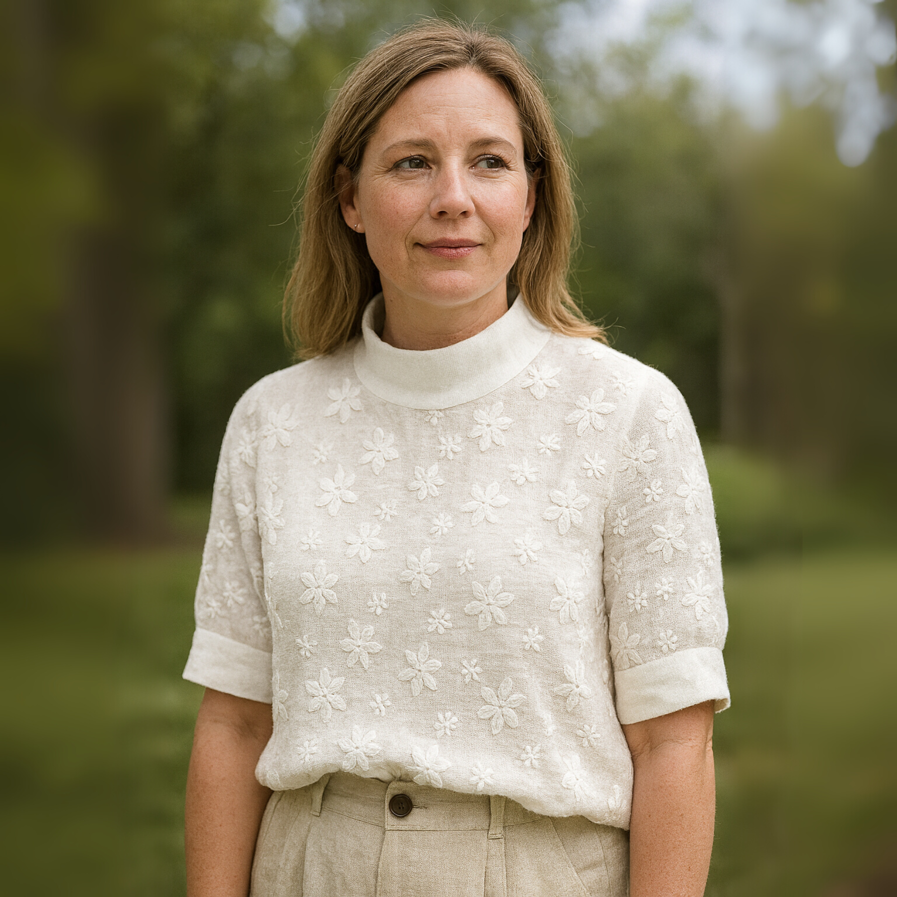 Elodie – Haftowana Bluzka z Stojącym Kołnierzykiem